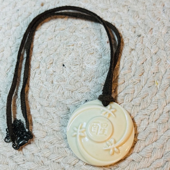 Avon Ceramic Chinese Character Haiku Awakenings Leather Chain Necklace - Picture 2 of 4